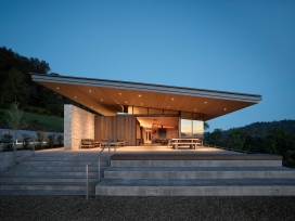 Bohlin Cywinski-Jackson在加利福尼亚州葡萄酒之乡创建了一个轻松的品酒室