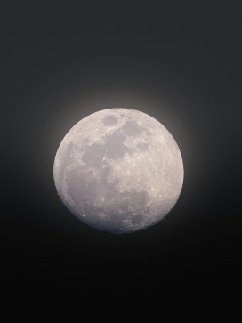 清冷满月特写：夜空中的静谧月球肖像