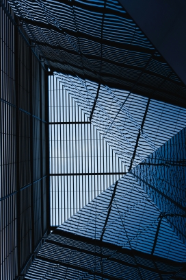 蓝色调建筑线条光影 极简几何结构抽象背景