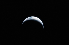深空视角地球月牙形剪影 宇宙极简风光摄影