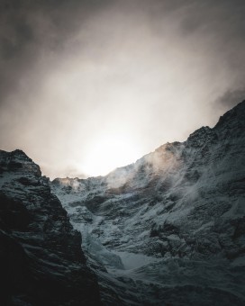 冷峻雪山日出自然风光摄影