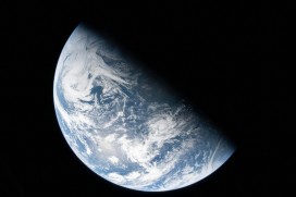 太空视角下的蓝色地球全景摄影