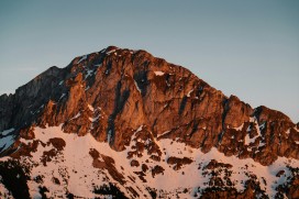 雪域神山日照金山盛景尽显自然磅礴之美