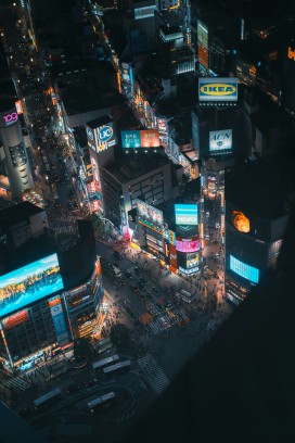 东京涩谷十字路口的霓虹夜全景