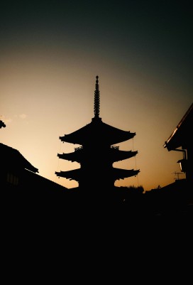 京都日式古塔黄昏剪影风光