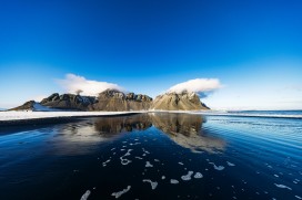 冰岛维斯特拉霍恩雪山黑沙滩镜面海岸风光