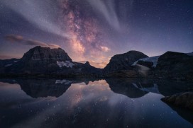 雪山湖泊银河星空镜面倒影自然风光摄影