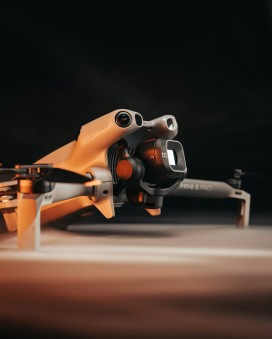 DJI MINI 5 PRO 无人机产品商业摄影 暖调数码科技静物大片