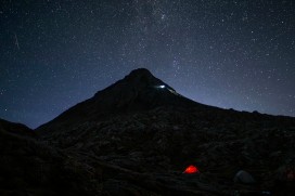 山野雪山银河星空露营摄影 流星帐篷暗夜户外探险大片
