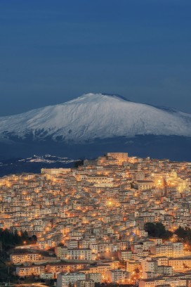 西西里马扎里诺山城与埃特纳火山暮色