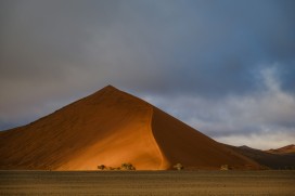 纳米布沙漠橙红沙丘邂逅晨昏光影