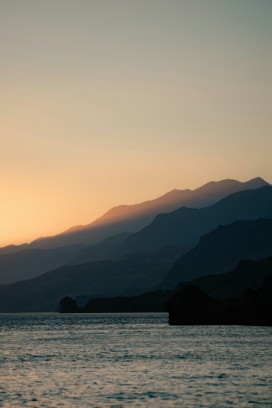 黄昏时分层叠山海海面自然风光摄影