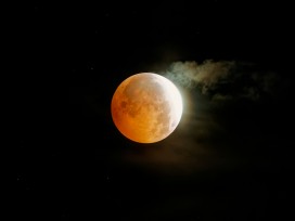 暗夜夜空云雾环绕的红月血月天文摄影