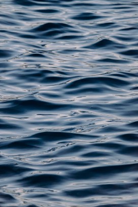 深蓝色湖面水波涟漪水面纹理特写摄影