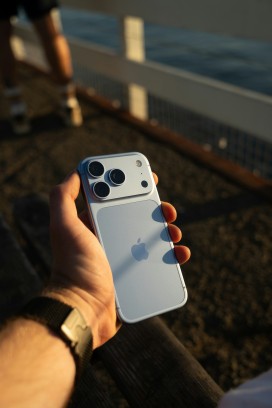 黄昏海边手持苹果 iPhone18 手机背面特写实拍