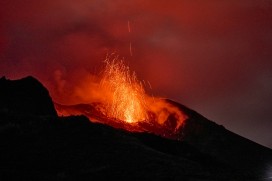 暗夜火山喷发震撼自然纪实摄影