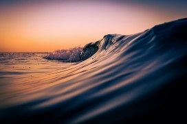 黄昏海面翻涌海浪唯美海洋风光摄影