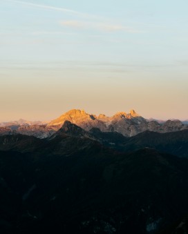 晨光金色山峰群山自然风光摄影