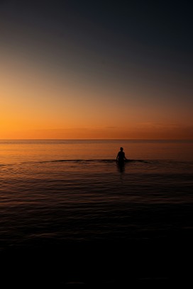 黄昏落日海面中人的孤独剪影充满治愈氛围感风景摄影