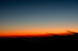 渐变霞光层叠山峦抽象意境风景